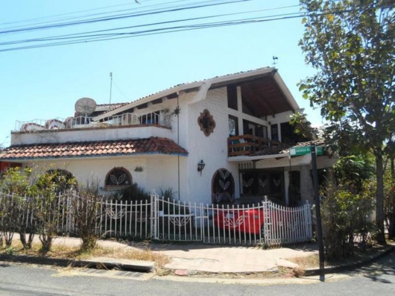 Foto Casa en Venta en Urbanización Cristal, Uruca, San José - U$D 400.000 - CAV38538 - BienesOnLine