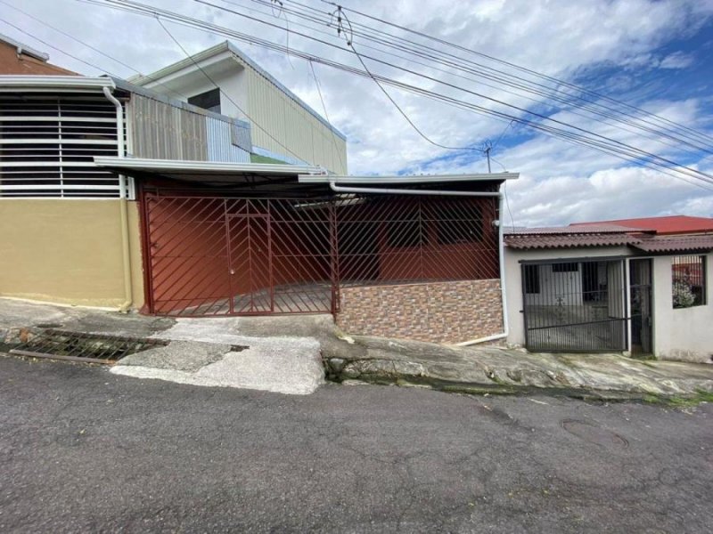 Venta de Casa en Urbanizacion Flores en la Trinidad de Moravia . RAH 24-330