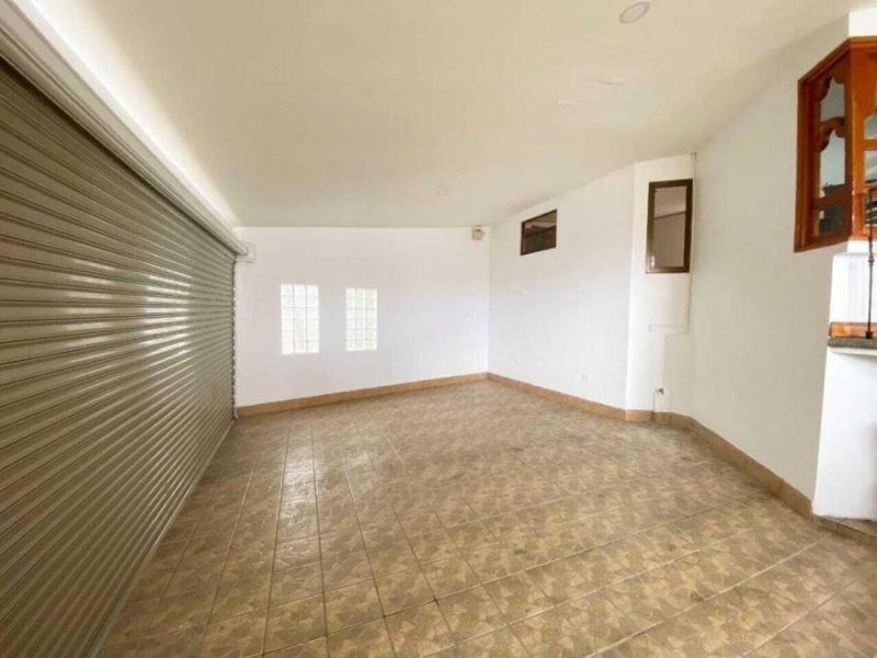 Venta de Casa Residencial con Uso de Suelo Mixto en Guayabos, OFC/AD