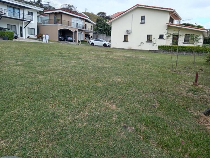 Venta de Lote Esquinero en Piedades de Santa Ana.