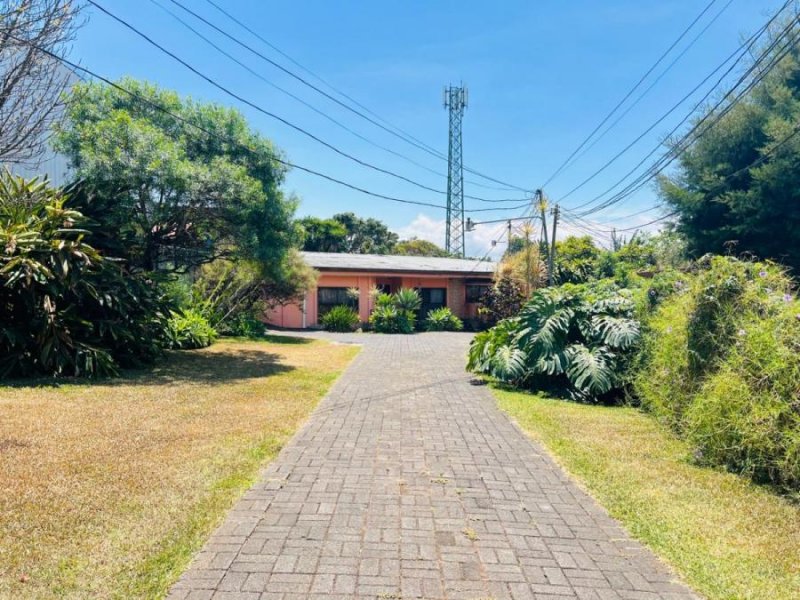 Venta de Propiedad amplia con 2 casas, con uso de suelo mixto en San Rafael de Heredia. 